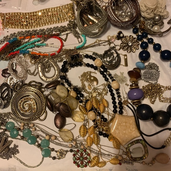 2 lbs vintage to now wearable jewelries mystery - Picture 7 of 8